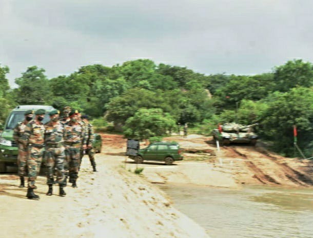 IaSouthern's tweet photo. Lt Gen Atulya Solankey, GOC #SudarshanChakraCorps visited Secunderabad Garrison & reviewed the operational preparedness & training standards of Bison Division. He exhorted all ranks to maintain optimum operational preparedness at all times.
#SouthernCommandSadaTaiyyar
@adgpi https://t.co/REfNM0PtNr