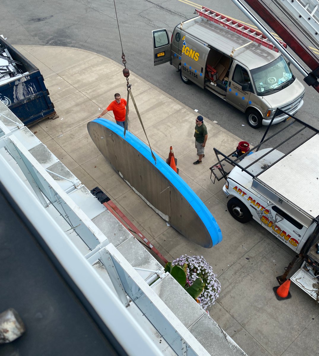 artpartssigns's tweet photo. This full site de-brand for @OldNavy in Marketplace Mall included the removal of this massive exterior sign. We removed all interior signage and lighting, and then craned down the large oval on the front of the building using our bucket truck! #signs #signsoftwitter https://t.co/LKOWyjEFX8