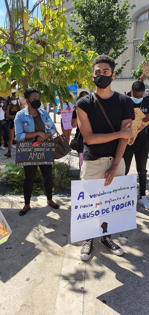 EricaPTavares's tweet photo. Contamos com cerca de 70 pessoas... pelo menos. Mais de 100 assinaturas para a carta. O consulado de Angola em Lisboa vibrou.

1o o angolano, 2o o angolano, 3o o angolano. Angolano sempre. https://t.co/GUtm33fstM
