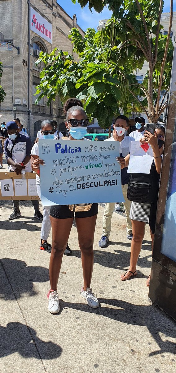 EricaPTavares's tweet photo. Contamos com cerca de 70 pessoas... pelo menos. Mais de 100 assinaturas para a carta. O consulado de Angola em Lisboa vibrou.

1o o angolano, 2o o angolano, 3o o angolano. Angolano sempre. https://t.co/GUtm33fstM