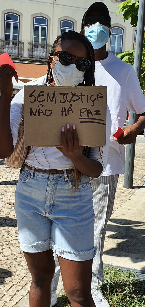 EricaPTavares's tweet photo. Contamos com cerca de 70 pessoas... pelo menos. Mais de 100 assinaturas para a carta. O consulado de Angola em Lisboa vibrou.

1o o angolano, 2o o angolano, 3o o angolano. Angolano sempre. https://t.co/GUtm33fstM