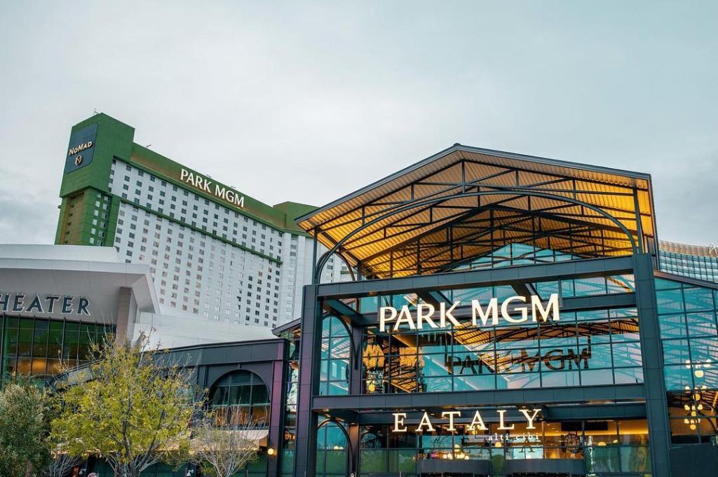 MGMResortsIntl's tweet photo. Let’s start this Monday off with the news we've all been waiting for! 

We’re pleased to announce that @parkmgm will be reopening as The Strip’s first fully smoke-free casino resort on September 30. 

Learn more: https://t.co/sToCgC4Y2h https://t.co/3TbIEIIBLn