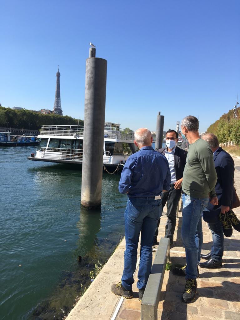 ❄️💧 Le saviez-vous ? Il existe à Paris un "réseau de froid" qui appartient à la Ville, géré par #Climespace. De l'eau est puisée dans la Seine, réfrigérée puis transportée pour rafraîchir des bâtiments, comme le <a href="/MuseeLouvre/">Musée du Louvre</a>, le @Quaibranly l'<a href="/AssembleeNat/">Assemblée nationale</a>...