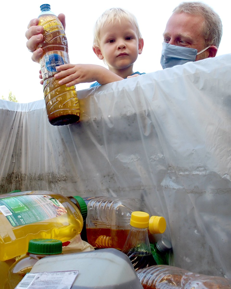 tgazetje's tweet photo. In oktober voeren de medewerkers  @iok_iokafval weer actie op de Kempense #recyclageparken. Dit jaar wordt de actie voor de 10de maal georganiseerd en daarom zijn er op de #Kempense recyclageparken wel 100 #friteuses te winnen. Meer info @ https://t.co/OzFJvNRaIK! #IOK #afval https://t.co/ayrdDZaRPJ