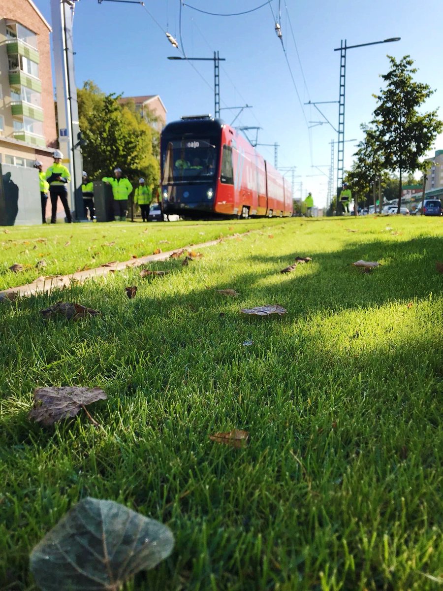 TinjaJ's tweet photo. Tänään oli hyvä työpäivä. Kuvan punainen komistus ja ihmiset liittyvät vahvasti asiaan. Tehty työ konkretisoitui, kun päästiin testaamaan rataa ja Ratikkaa kotikulmille. Sydäntä lämmittää ja silmäkulma on kostea. Ihmisiltä ihmisille ❤️ #TampereenRatikka #Raitiotieallianssi https://t.co/Eue2tNW6qG