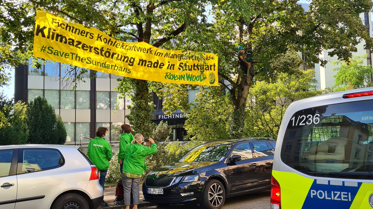 robin_wood's tweet photo. Klimazerstörung made in Stuttgart - Klimaaktivist*innen verlangen Rückzug des Stuttgarter Unternehmens Fichtner aus Kohlekaftwerksprojekt in Bangladesch! #savethesundarbans #ROBINWOOD #stopfichtner #stoprampal #FridaysForFuture @t_nowshin https://t.co/zVfyCctP7u
