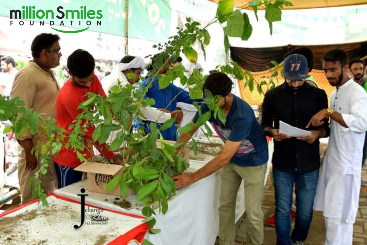 MSfoundationPK's tweet photo. GREEN PAKISTAN with #MillionSmiles !

Our Team #Gujranwala distributed 6OO plants and took part in this beautiful initiative of making our Homeland green and breath Fresh by #MillionSmilesFoundation.

As a Human, it is our responsibility to plant more trees. https://t.co/vEqwSwplwE