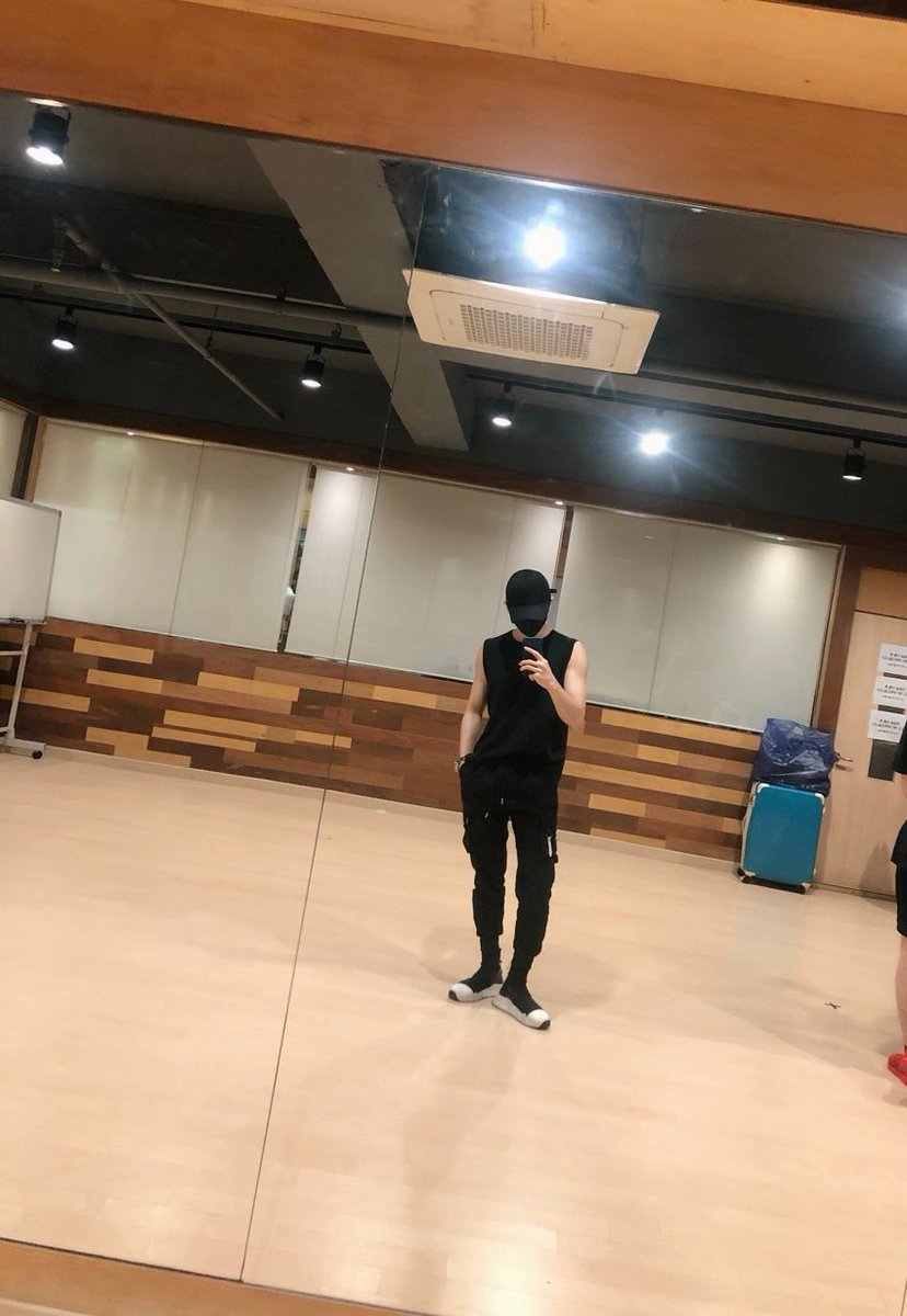 TARGET7_K's tweet photo. #로이 워니안녕!🙋‍♂️
인사가 늦었죠? ㅎㅎ
오늘은 타겟의 일본데뷔 1000일 짝짝🎊✨
최근 잠이 안와서 예전 영상들 마구 찾아봤는데 아름다운 추억들이 참 많더라구요 ㅎㅎ
긴 시간 언제나 자리지켜주시는 워니여러분들 너무너무 감사합니닷🥺💕
오늘 하루도 고생했어요✨

#타겟 https://t.co/dZAH8LLOaJ