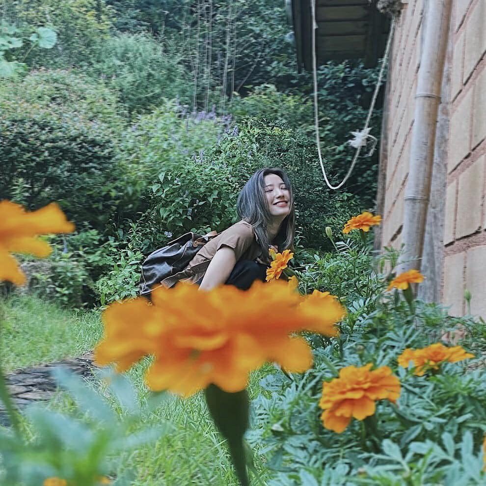 lTZYRJ's tweet photo. Flowers and I. 🏵️ https://t.co/oZRZHAt90V