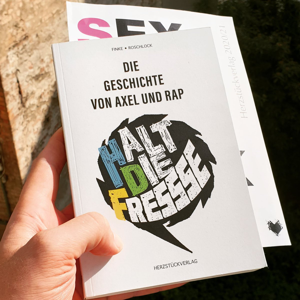 Pflichtlektüre für Deutschrapfans. Der Kollege Axellent hat abgeliefert <a href="/_herzstueck/">Hier wo du strahlst</a> #haltdiefresse