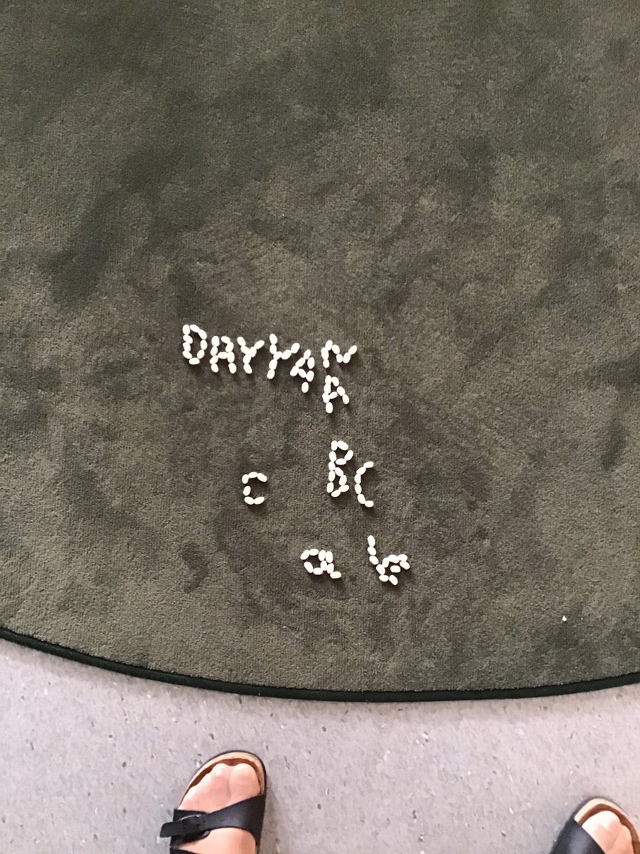 Vi i förskoleklass fortsätter med att lära oss nya bokstäver och nya tal. Vi skapar bokstäver tillsammans med hjälp av våra kroppar och vita bönor. @stenkulaskolan