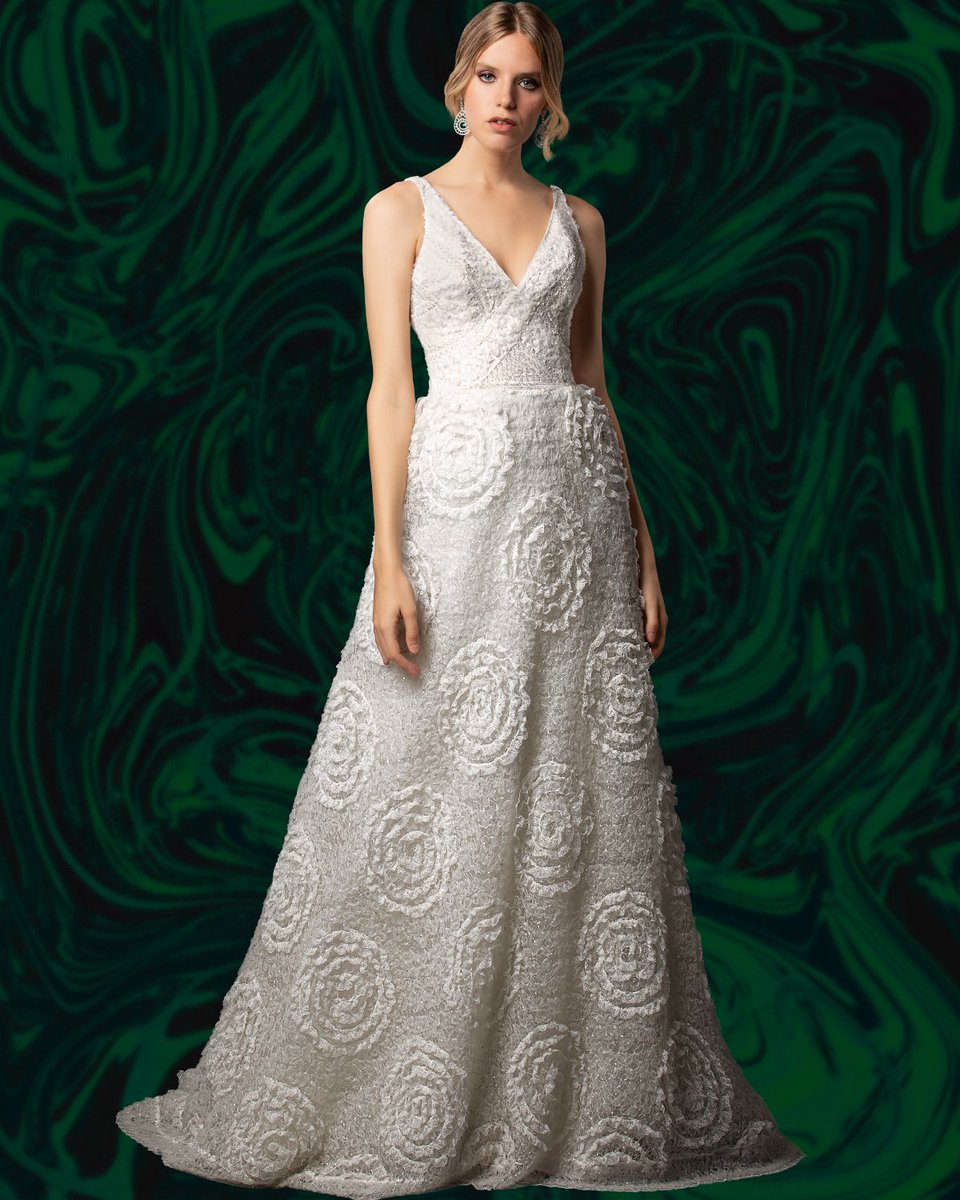 ¡Pieza nupcial de nuestro atelier! 🙌🙌 + en: instagram.com/p/CE-Qxbwjncl/