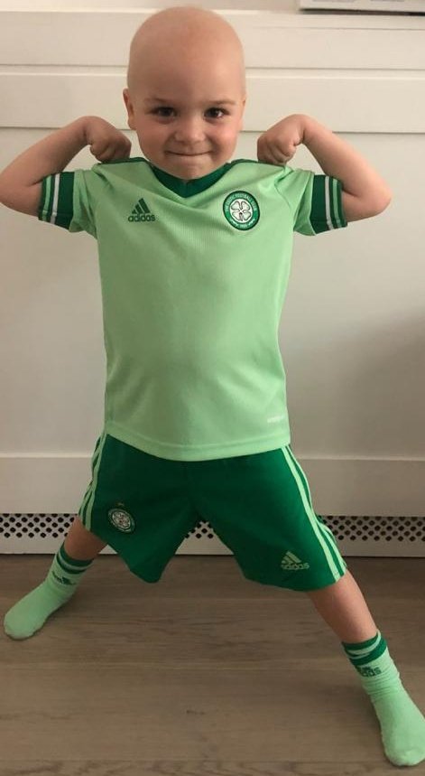 Our little warrior is doing great and loving his new kit! Doing his <a href="/ScottBrown8/">Scott Brown</a> celebration while showing us how strong he is 😂😂😂

#FuckCancer <a href="/CelticFC/">Celtic Football Club</a>
