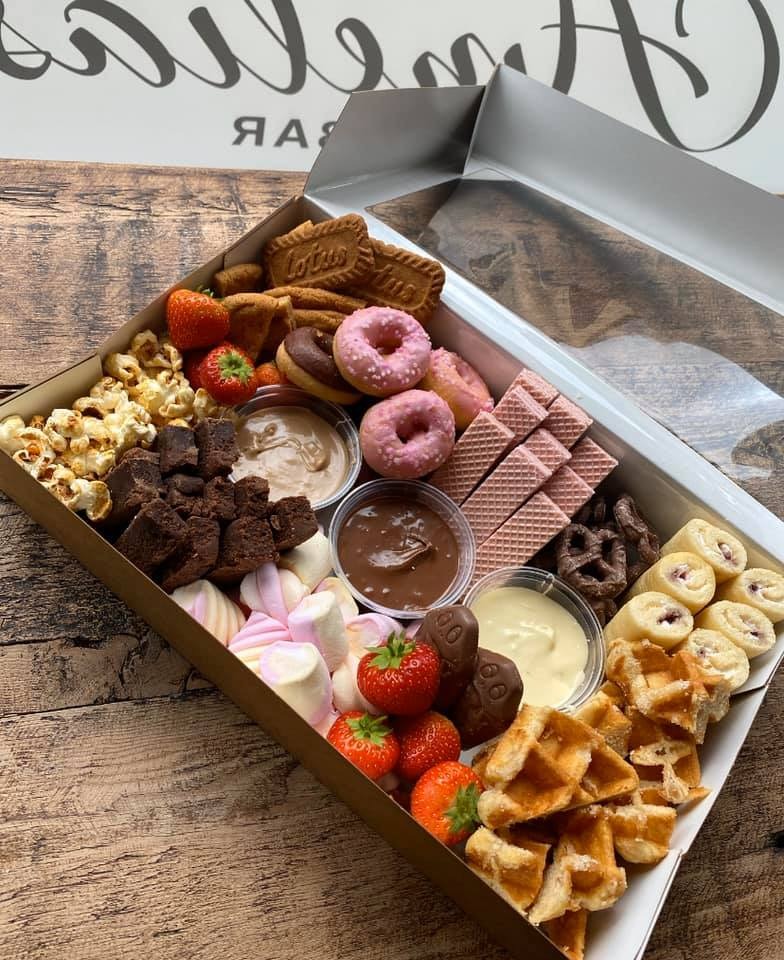 OfficialPLT's tweet photo. OMG 😍 These Fondue Grazing Boards look INSANE 😍 (Amelia's) https://t.co/4dvbSZtgFQ