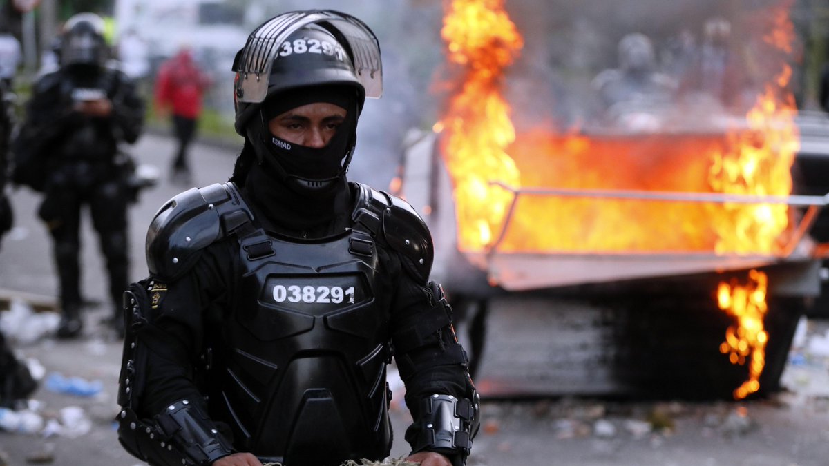 LuisGMurillo's tweet photo. 1* Los recientes hechos en Btá ameritan una reforma profunda de la Policía Nal. Como lo ratifica @elespectador en uno de sus editoriales, la excusa de las manzanas podridas es inadmisible. ¿Hay una aparente insubordinación de sus integrantes o un desazón por algo en particular? https://t.co/T0ZGGfwH1r
