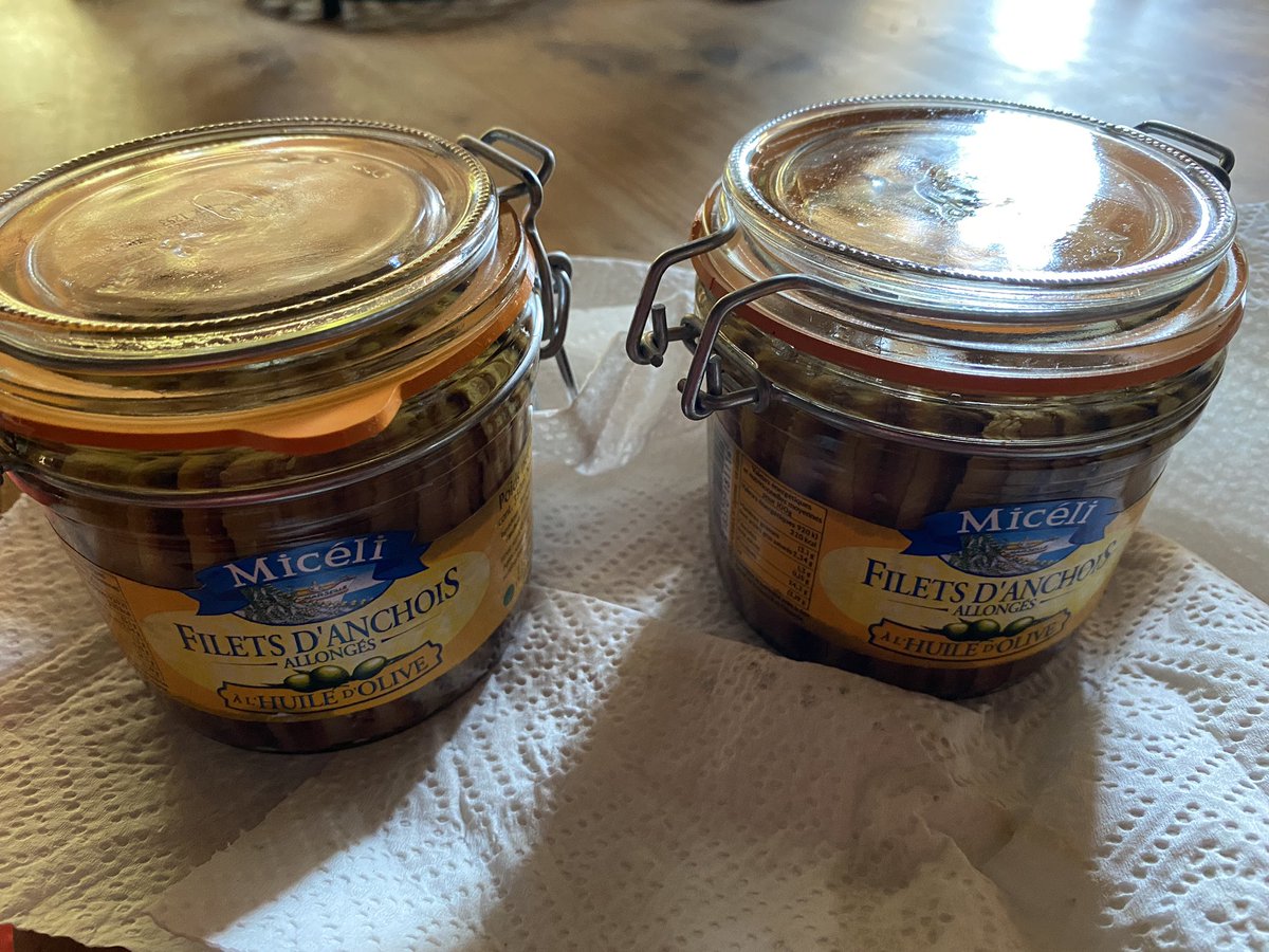 Pontisbright's tweet photo. @AUCHAN_France mes bocals d'anchois à l'huile d'olive, achetés ce matin à Auchan Perpignan, ont fui partout dans ma voiture sur le chemin du retour.  S'ils avaient été correctement scellés, cela n'aurait pas dû se produire. https://t.co/dB27QE3wmn