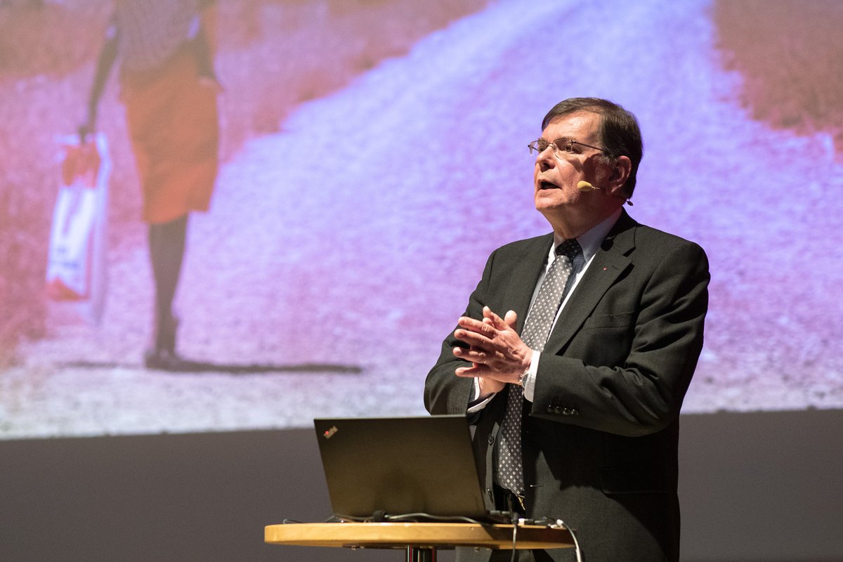 Paras vakuutus katastrofille on, että sanoo huomenta naapurille. Silloin lähellä on ihmisiä, jotka auttavat, kun on hätä. Yhteistyö&amp;luottamus ovat paikallisen valmiuden perusta,sanoi eläköityvä @punainenristi kv avun johtaja Kalle Löövi, Humanitaarisen avun tulevaisuus -seminaari