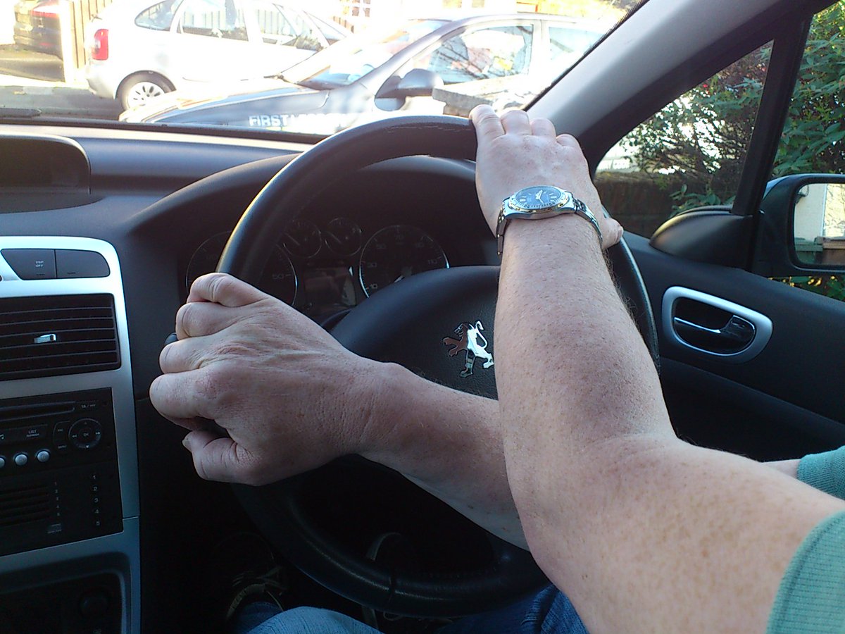 DO NOT CROSS YOUR HANDS WHEN DRIVING !! You will lose full control of the wheel when you cross your arms. It is good practice to use the pull-push steering technique that