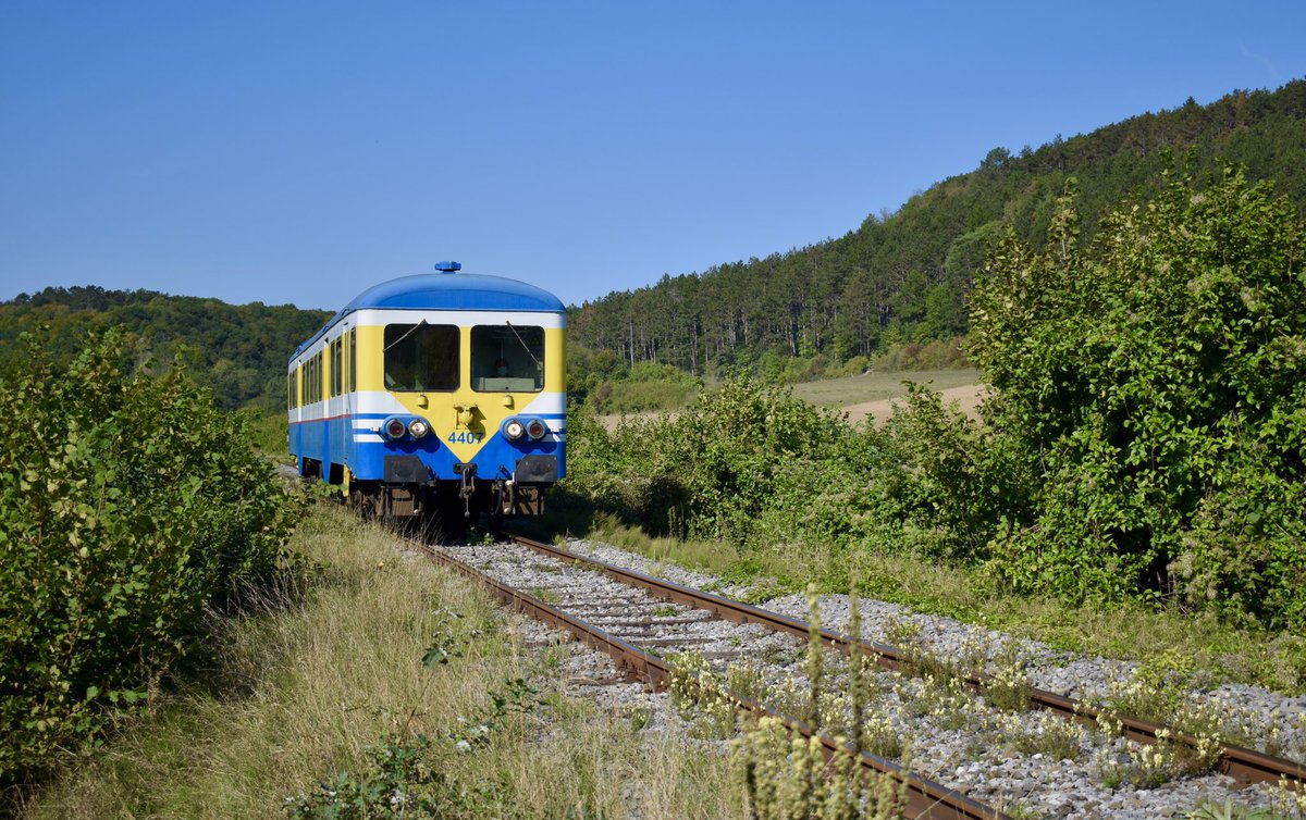 thalys74's tweet photo. #AR44 du #CFV3VMARIEMBOURG traverse les campagnes de la vallée du #Viroin plus précisément à #Olloy_sur_Viroin dans une livrée aux couleurs déjà portée lorsqu’il roulait toujours pour la #SNCB ! #CFV3V https://t.co/WWarzmo8TH