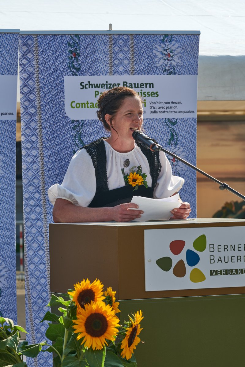 Berner Bauernfamilien sagen DANKE!
Heute bedanken sich die Berner Bauernfamilien mit Sonnenblumen auf dem Bundesplatz bei der Bevölkerung für das Konsumieren von einheimischen Produkten. 
#bernerbauern #lokal #regional #landwirtschaft #merci #Lebensmittel #hofladen