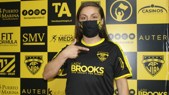 Cooperativa's tweet photo. Yarella Torres se convirtió en la primera futbolista con contrato profesional en Fernández Vial #CooperativaEnCasa https://t.co/6F69QiafCZ https://t.co/U5kKUzCVQR