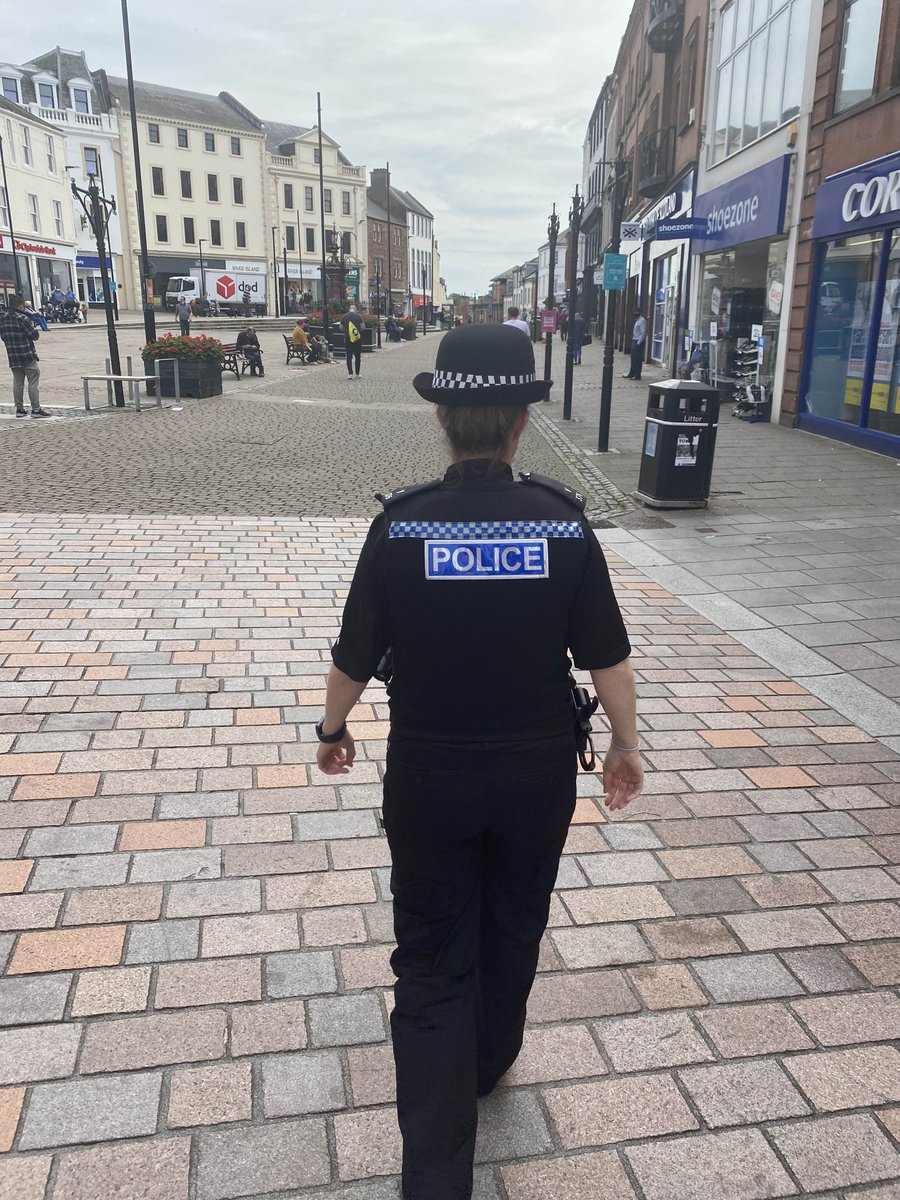 NithsdalePolice's tweet photo. #Dumfries Community Officers are on footpatrol today. They are engaging with retailers around current retail crime trends & are patrolling anti social behaviour hotspots. #keepingdumfriessafe #Communitypolicing #DumfriesCPU #Police https://t.co/IgPWauvDH7