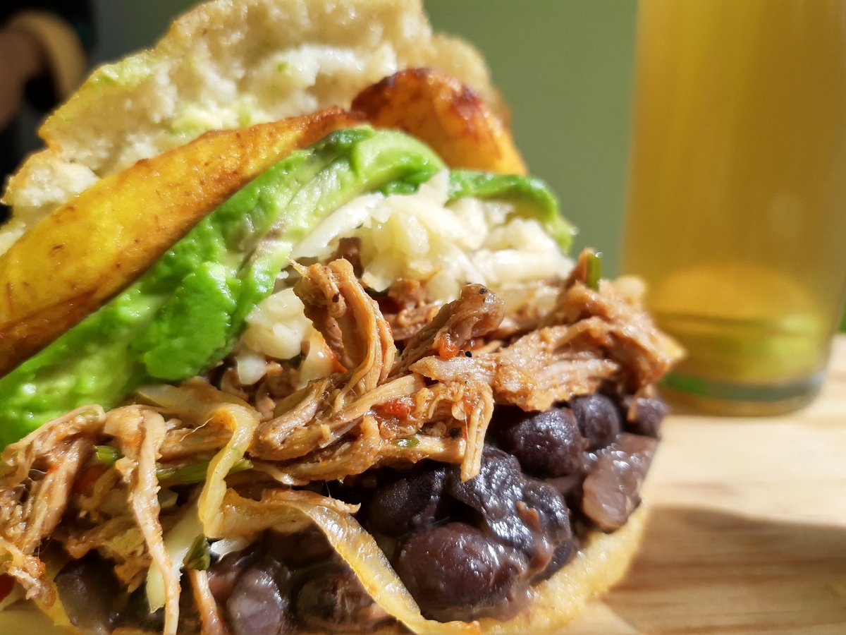 donbrochef's tweet photo. Felicito a la comunidad de #Venezuela por celebrarse el día de la #ArepaPower . Aquí les presento la arepa que hice para unirme a la celebración. #FelizLunes #USOpen #Gastronomia https://t.co/7WwUGJGSq1