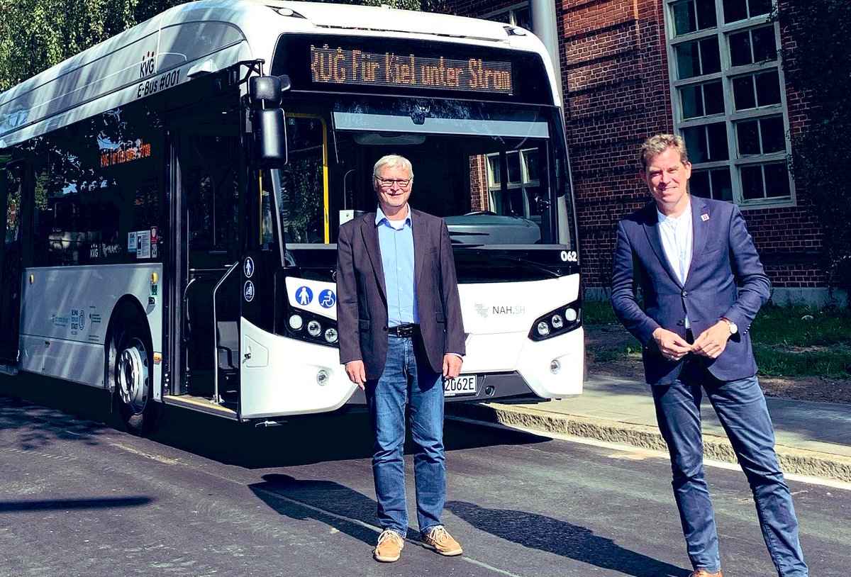 Gestatten, #001: Der erste vollelektronisch KVG-Bus wurde an der neuen Ladeinfrastruktur in der Adalberstraße eingeweiht. Bis Mai 21 sollen 36 Busse im Einsatz sein. 7-15 Min. dauert eine Ladung. An Bord gibt es WLAN, USB-Anschlüsse &amp; Klimaanlage. Infos▶️ e-bus.kvg-kiel.de