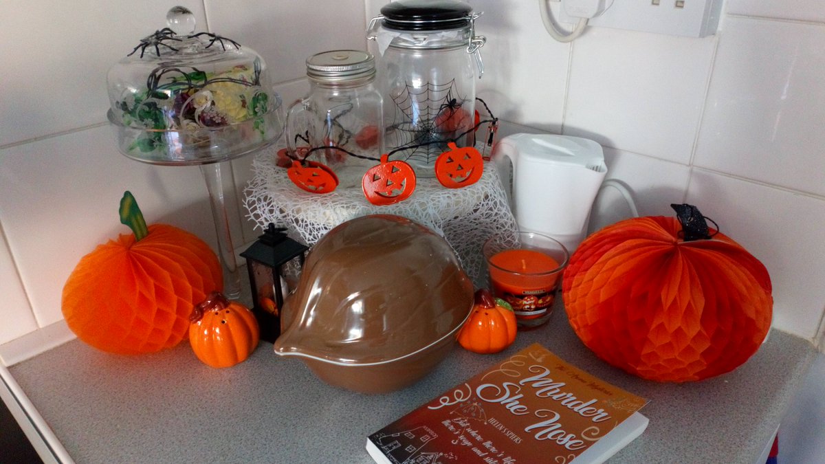 aromamysteries's tweet photo. Keep it #autumnal 😊 forget about the heat 😓 #getcosy #staysafe #cosydrink #latte #candles #cappuccino #autumn #fall #murdershenose #free #ebook #amazonedition 👍 https://t.co/flhCplWa5A