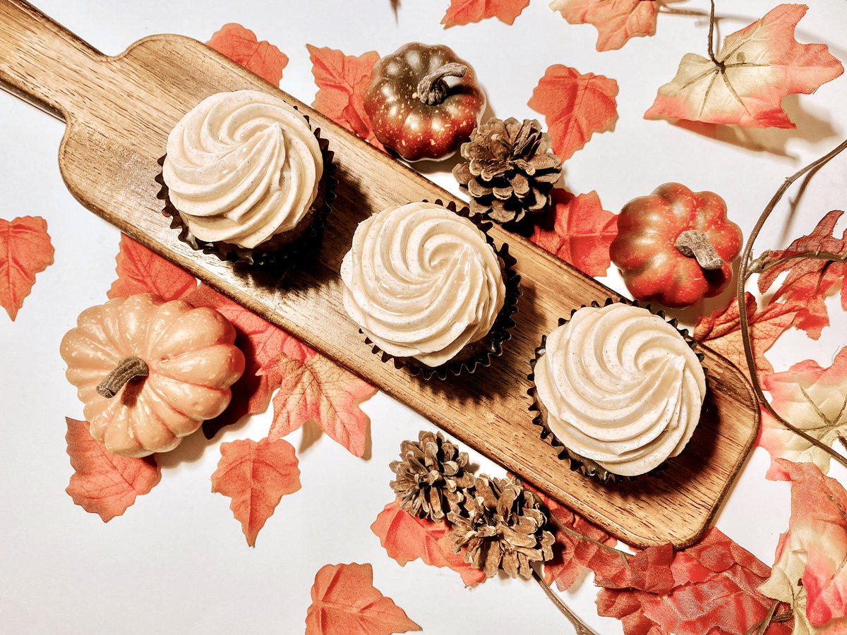 rosettecupcakes's tweet photo. Welcome to the fall menu Honey Apple! Bro try it out? Order now on our website this week and get it delivered Friday morning! #MondayMotivation #cupcakes #FALL https://t.co/2zib5AVbwL