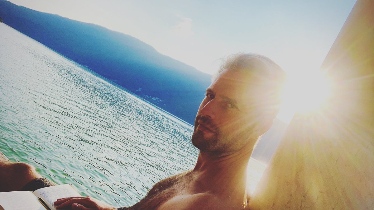 BenjaminAppl's tweet photo. Trying to catch the last sunbeams of this summer 2020! #sun #reading #summer #2020 https://t.co/TlJYpRZVUN