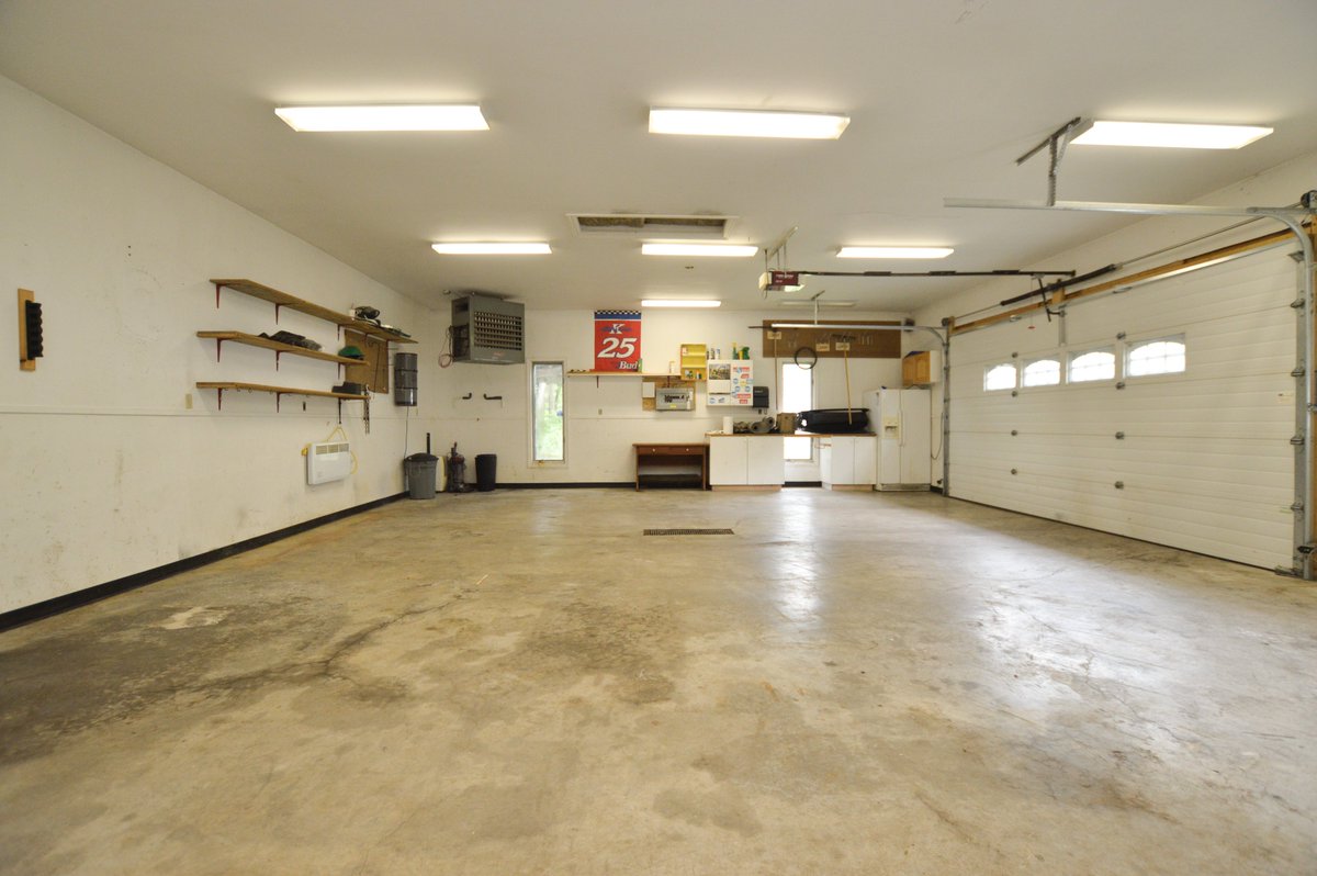 TheChelseaLTeam's tweet photo. Welcome to #229ThirdAvenue ! Located in secluded Lakeview, this spacious split entry was made for kitchen parties, pool days, AND cozy nights by the fire. Car enthusiast? you'll fall in love with the heated detached double car garage! #NSrealestate #forsale #realtor https://t.co/wE8fo9fju7