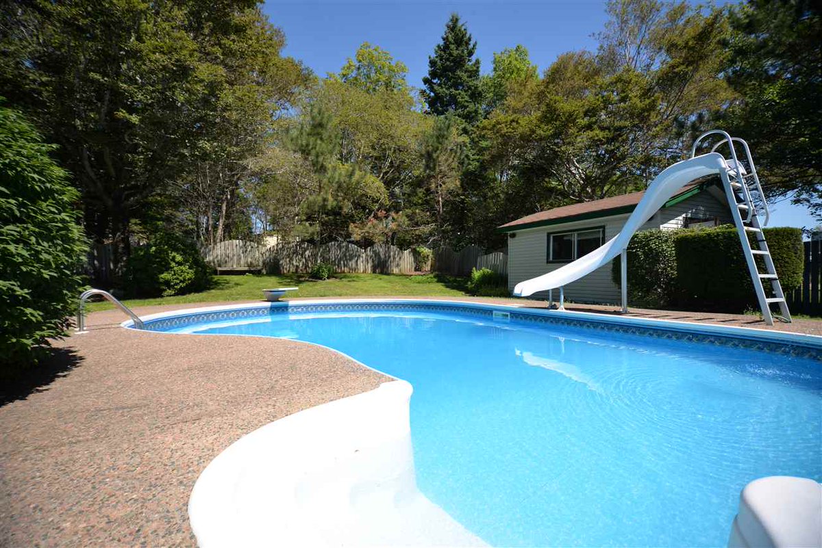 TheChelseaLTeam's tweet photo. Welcome to #229ThirdAvenue ! Located in secluded Lakeview, this spacious split entry was made for kitchen parties, pool days, AND cozy nights by the fire. Car enthusiast? you'll fall in love with the heated detached double car garage! #NSrealestate #forsale #realtor https://t.co/wE8fo9fju7