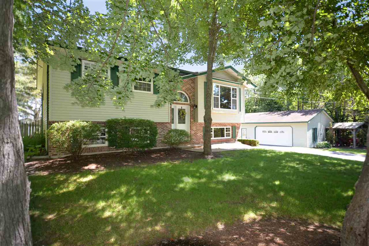 TheChelseaLTeam's tweet photo. Welcome to #229ThirdAvenue ! Located in secluded Lakeview, this spacious split entry was made for kitchen parties, pool days, AND cozy nights by the fire. Car enthusiast? you'll fall in love with the heated detached double car garage! #NSrealestate #forsale #realtor https://t.co/wE8fo9fju7