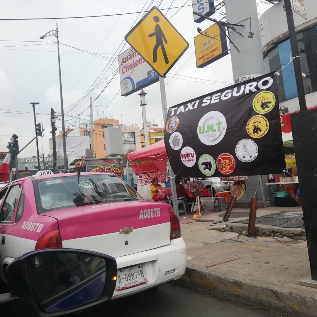 EnCoapa_'s tweet photo. Nos piden compartir 
Vecinos ya pusieron otro sitio de taxis en eje 3 y tepetlapa, también pusieron otro en bombas y estorban muchísimo, tenemos un carril menos por el metrobus, el semáforo no dura casi nada y ahora hay que esquivar taxis en todo Cafetales @LaSEMOVI @OVIALCDMX https://t.co/pMm88UTo8t