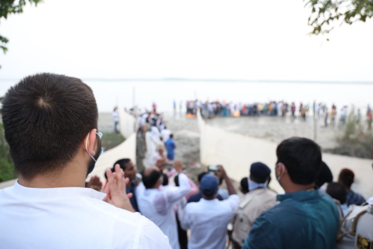 yadavtejashwi's tweet photo. पार्टी के राष्ट्रीय उपाध्यक्ष और अभिभावक आदरणीय डॉक्टर रघुवंश प्रसाद सिंह जी की अंतिम यात्रा में सम्मिलित होकर शत-शत नमन करते हुए उनके चरणों में श्रद्धा सुमन अर्पित किए।

अलविदा पितातुल्य आदरणीय रघुवंश बाबू। आप बहुत याद आएँगे।

रघुवंश बाबू अमर रहे। https://t.co/UsIPtR4Dhe