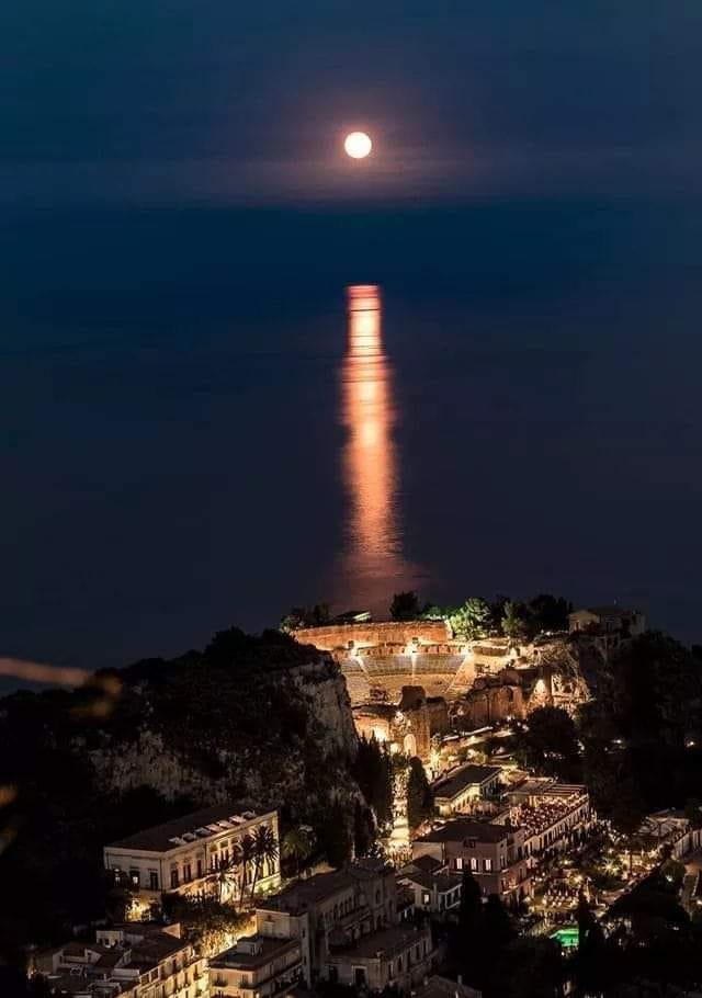 rachele_5f's tweet photo. 🇮🇹 Taormina 🌕(Messina) https://t.co/h6TLTTBn1o