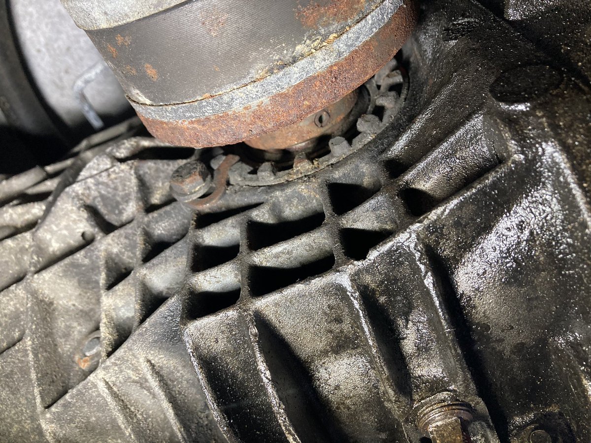 classiccarguru1's tweet photo. I’ve seen some muppetry in my time but this takes the biscuit
Friend tells me garage changed his #Delorean driveshaft seals twice but still leaking
The red lip seal fits in the housing from the INSIDE when unscrewed
NOT slipped over the shafts on the outside🤦♂️
#YouOnlyHad1Job https://t.co/H7jzLdPh3D