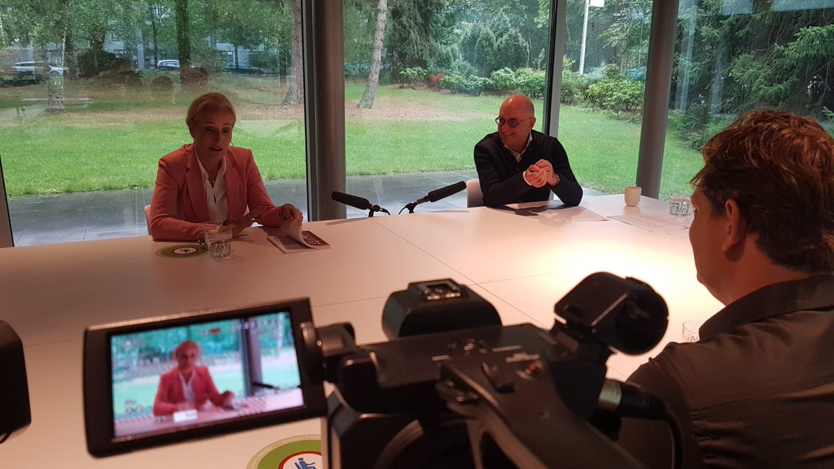 sgtilburg's tweet photo. Bekijk het zomergesprek met hoogleraren Emile Aarts & Margriet Sitskoorn.
Mede onder hun redactie zijn door 54 wetenschappers van @TilburgU 31 essays geschreven met aan Corona gerelateerde bevindingen, inzichten en vergezichten.
Kijk nu via: https://t.co/DsGSBHHevf
#newcommon https://t.co/ZYaYM3vutj