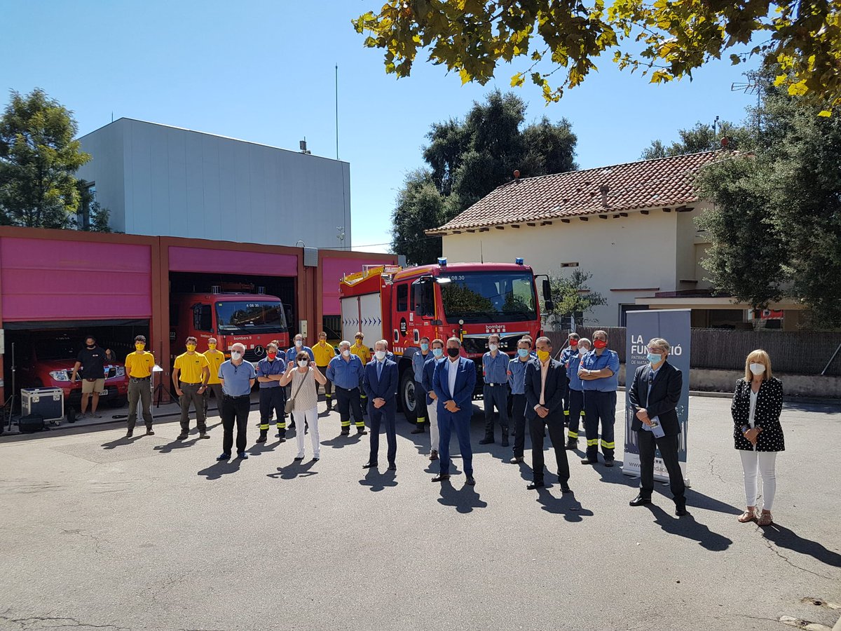 interiorcat's tweet photo. 📌 Aquest matí, el conseller d’#Interiorcat, Miquel Sàmper, i @lafundaciocat han presentat el conveni de cessió d’un camió als @bomberscat
🚒 El vehicle, que pot actuar en incendis forestals i en àmbit urbà, reforçarà la capacitat del Parc de Bombers de #Matadepera
#MésBombers https://t.co/p3uPScIK5R