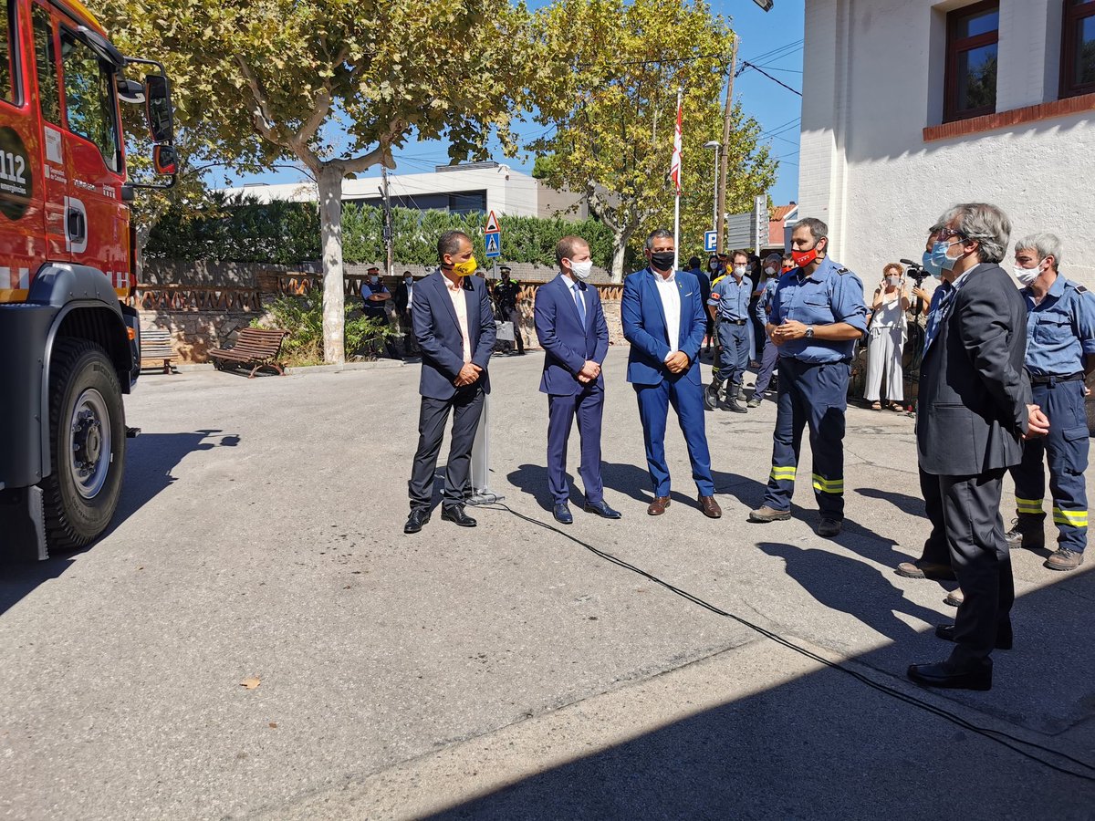 interiorcat's tweet photo. 📌 Aquest matí, el conseller d’#Interiorcat, Miquel Sàmper, i @lafundaciocat han presentat el conveni de cessió d’un camió als @bomberscat
🚒 El vehicle, que pot actuar en incendis forestals i en àmbit urbà, reforçarà la capacitat del Parc de Bombers de #Matadepera
#MésBombers https://t.co/p3uPScIK5R