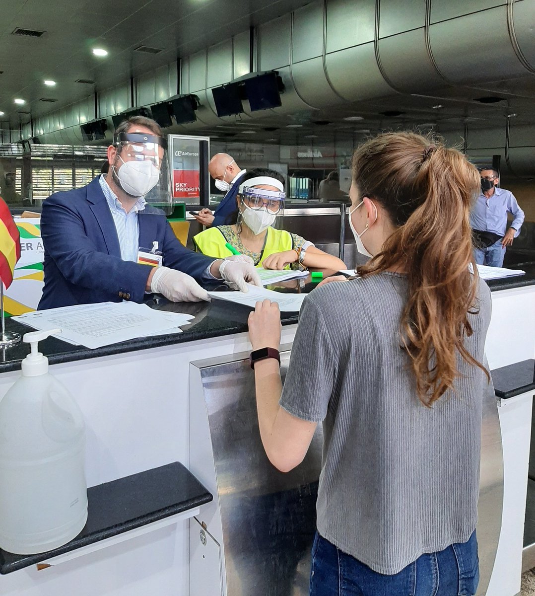 ConsEspCaracas's tweet photo. ✈¡Buenos días! Estamos en el Aeropuerto Internacional de Maiquetía realizando los controles para el vuelo especial de hoy, operado por Plus Ultra. Seguimos ayudando a españoles, europeos y residentes legales a retornar a sus hogares. ¡Feliz viaje a todos! https://t.co/UKNYQUBXGR