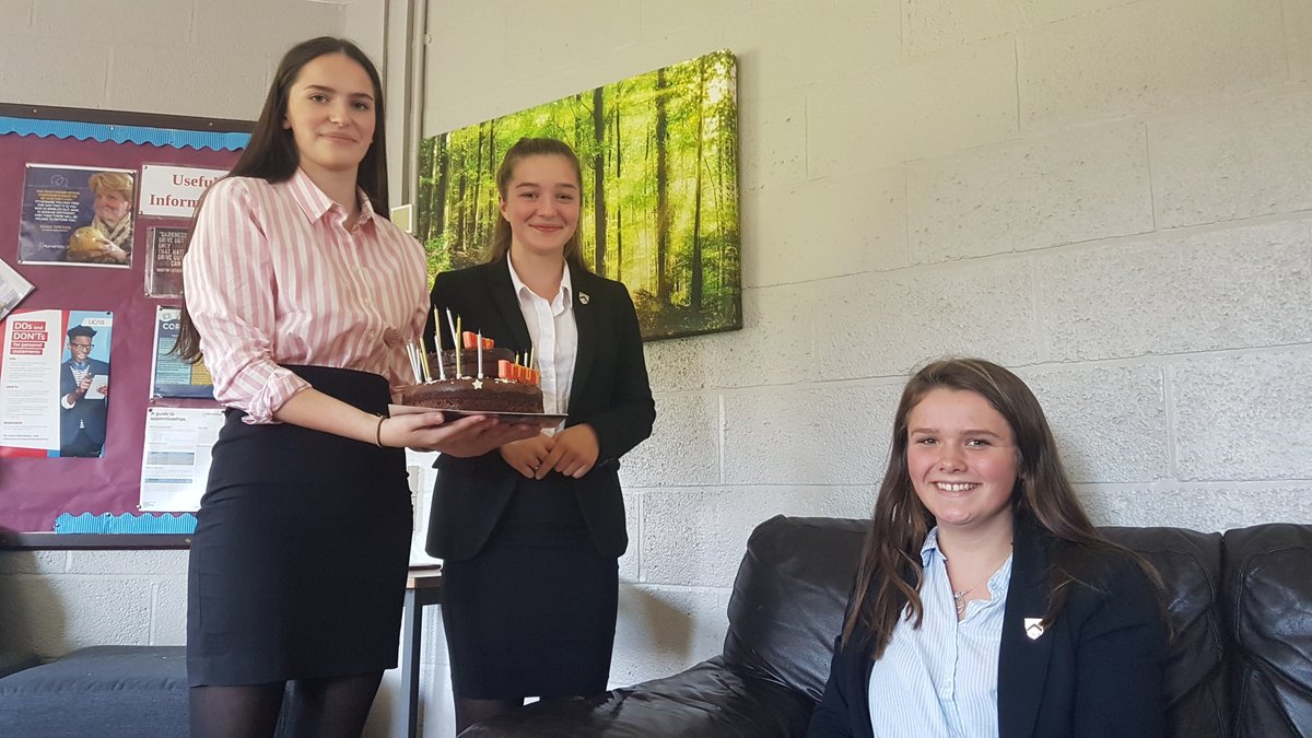 OswestrySchool's tweet photo. The 6th form pupils all pulled together in celebration for Jasmine's 18th birthday! Happy birthday Jasmine ๐
#sixform #oswestryschool #oswestry #shropshire #thisisoswestry #learnforlife #613years https://t.co/8Eg5yBKYBO