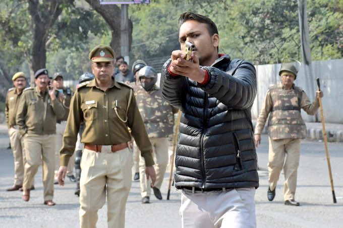 sohail_ansari64's tweet photo. @ReallySwara Perfect example of SOCIAL DISTANCING between one innocent man and DALLI POLICE. https://t.co/3ES9nXV4m7