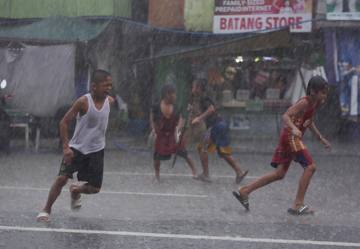 tribunephl's tweet image. LOOK: Children play during a heavy downpour along Agham Road in Barangay Pinahan, Quezon City on Monday, 14 September 2020. (Photo by Analy Labor) #rainplay #downpour