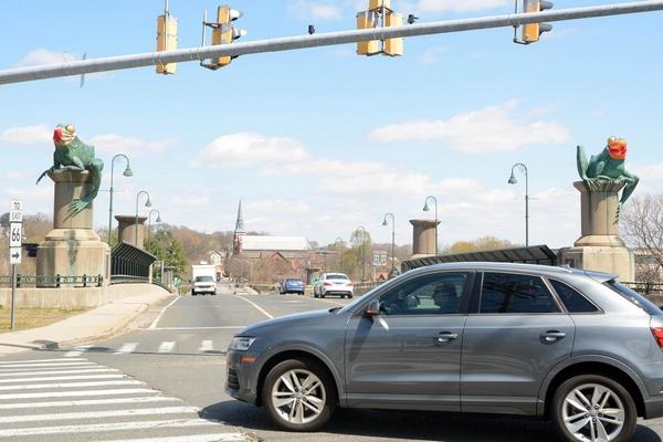 SarahCrowley's tweet photo. @punishedpope Lol! Awesome! The town near us did that too on their famous Frog Bridge. #willimantic #frogbridge #frogs #Connecticut https://t.co/ceRcBPGJQI