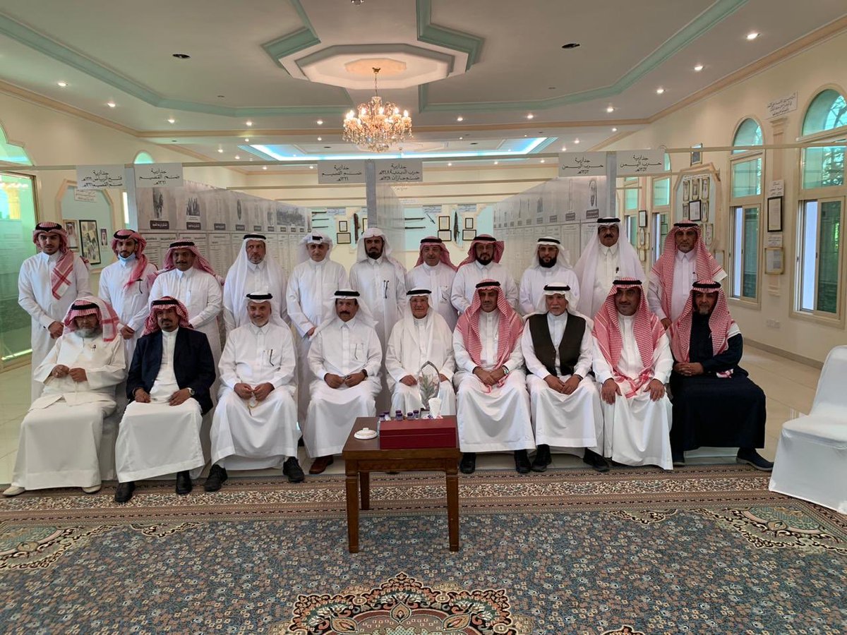 MAlzulfa's tweet photo. استقبل مركز  ال زلفة الثقافي والحضاري بعد عصر اليوم الاثنين  مجموعة ابها عطاء ووفاء يتقدمهم معالي مدير جامعة الملك خالد ومعالي السفير على عواض العسيري والاستاذ ناصر العواد واللواء حسين معلوي والشاعر احمد عسيري حيث قدموا درع تكريمي لمؤسس المركز لقاء ما قدمه لوطنه ومجتمعه من عطاء https://t.co/arj3W1QhYD