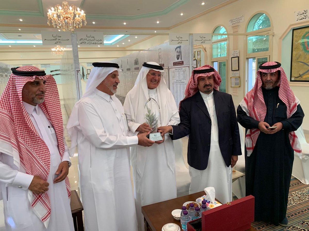 MAlzulfa's tweet photo. استقبل مركز  ال زلفة الثقافي والحضاري بعد عصر اليوم الاثنين  مجموعة ابها عطاء ووفاء يتقدمهم معالي مدير جامعة الملك خالد ومعالي السفير على عواض العسيري والاستاذ ناصر العواد واللواء حسين معلوي والشاعر احمد عسيري حيث قدموا درع تكريمي لمؤسس المركز لقاء ما قدمه لوطنه ومجتمعه من عطاء https://t.co/arj3W1QhYD