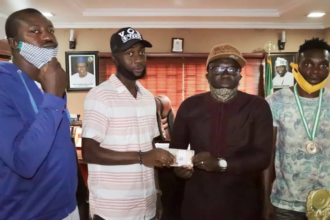 valburaimoh14's tweet photo. Monday, September 14th,  2020

 *VOB Presents Cash Gifts To Winner And Runner-Up Of AFCOM 2020* 

The Mayor, Amuwo-Odofin Local Government, Engr. Dr. Valentine Buraimoh fulfilled his promise of   cash gift to the organizers of Amuwo-Odofin football....
https://t.co/pvUm4CrFRJ https://t.co/6KnGUMHPGu