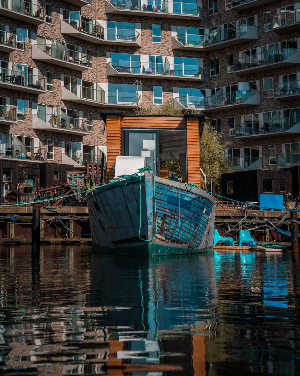 If you stop by the harbour front of Havneholmen in the Sydhavn neighbourhood, you’ll be met by this stunning contrast🚤🏘🤩 And yes, that is, in fact, someones floating garden topped off with a greenhouse 😲